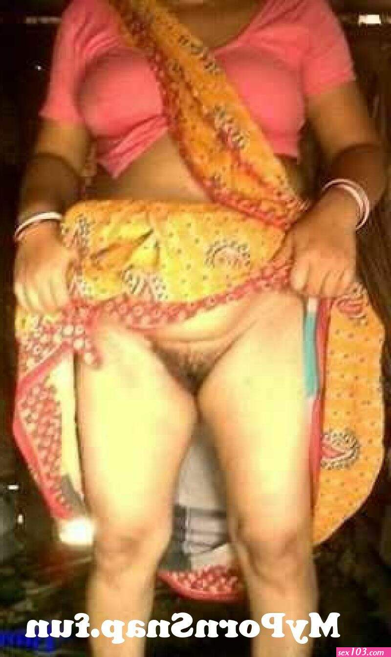 Housewife Pussy Indian Sari Lifting - village aunty lifting saree to show her hairy pussy boobs pussy - Sex Photos